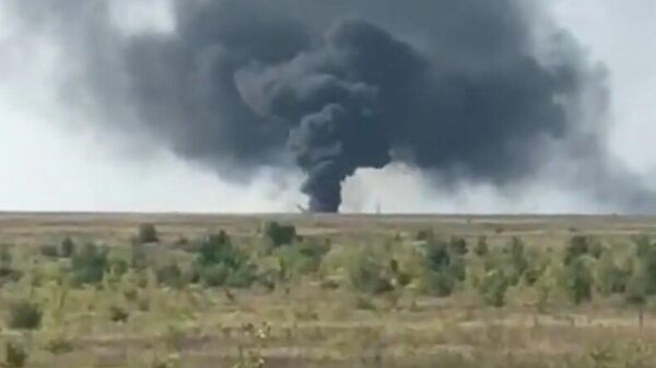 Столб дыма от упавшего вертолета в поселке Соколовый в Саратовской области 