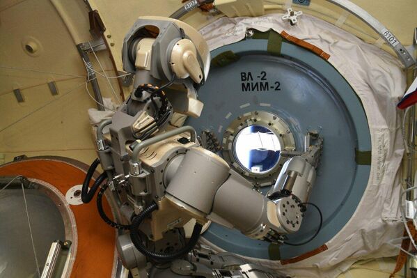Антропоморфный робот Skybot F-850 на борту МКС