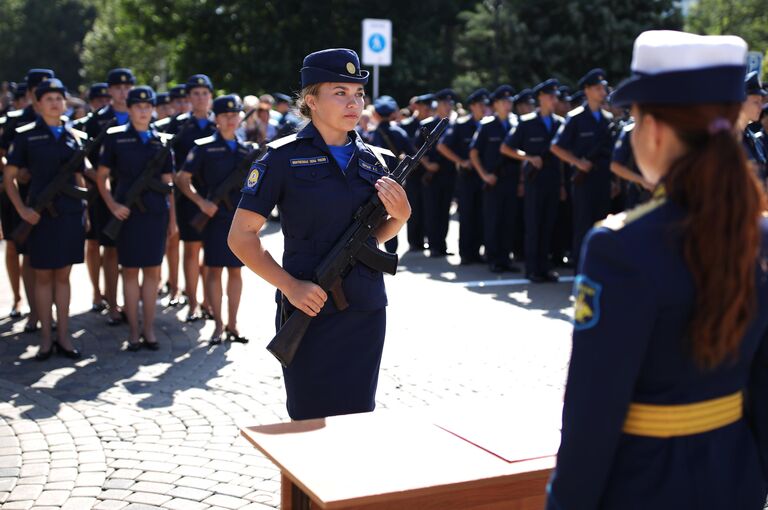 Курсанты Краснодарского высшего военного авиационного училища летчиков имени Героя Советского Союза А. К. Серова на церемонии принятия присяги