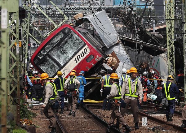 Спасатели на месте крушения поезда в Йокогаме, Япония