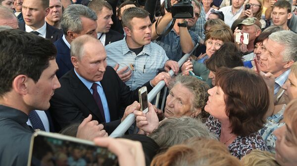 Президент РФ Владимир Путин общается с местными жителями после посещения средней общеобразовательной школы No6 города Тулуна