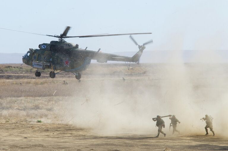 Военнослужащие во время учений по высадке десанта соединений Черноморского флота под Феодосией 