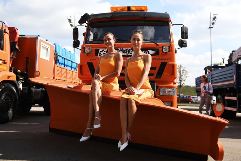 Промомодели у спецтехники KAMAZ на международной выставке коммерческого автотранспорта Comtrans 2019 в Москве