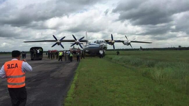 Военный самолет Y8 на взлетно-посадочной полосе в международном аэропорту Янгона в Мьянме