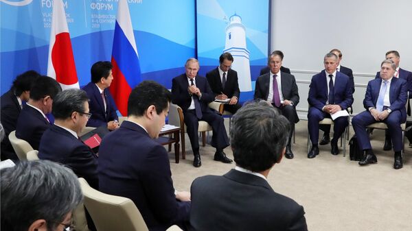Президент РФ Владимир Путин и премьер-министр Японии Синдзо Абэ во время встречи на полях Восточного экономического форума