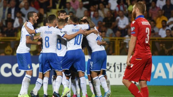 Футболисты сборной Италии радуются забитому голу