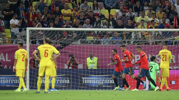 Игровой момент матча Румыния - Испания