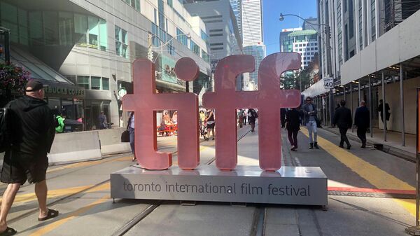Прохожие у одной из площадок Международного кинофестиваля в Торонто