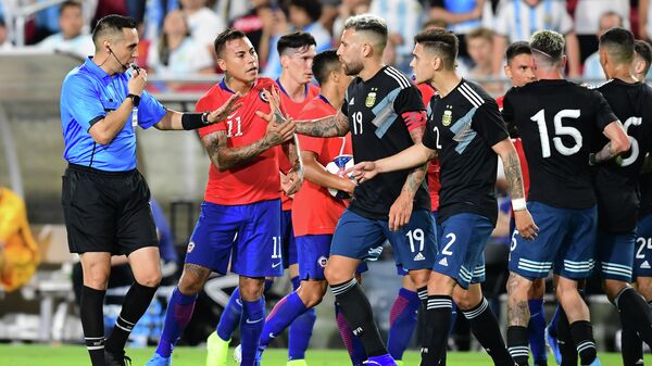 Стычка в товарищеском матче между сборными Аргентины и Чили 