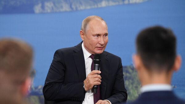 Президент РФ Владимир Путин проводит встречу с представителями общественности по вопросам развития Дальнего Востока