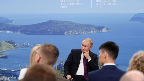 Президент РФ Владимир Путин проводит встречу с представителями общественности по вопросам развития Дальнего Востока