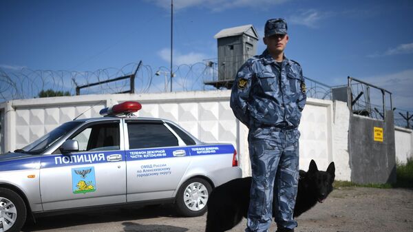 Сотрудник полиции у исправительной колонии №4 города Алексеевка Белгородской области