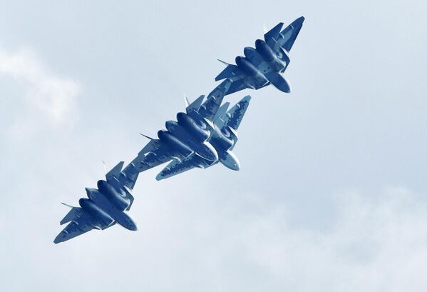 Российские многофункциональные истребители пятого поколения Су-57 выполняют демонстрационный полет на Международном авиационно-космическом салоне МАКС-2019 в подмосковном Жуковском
