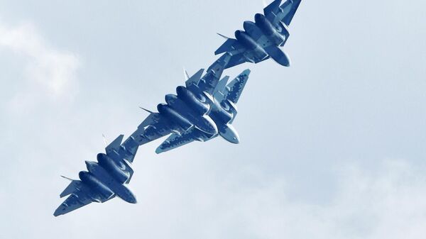 Российские многофункциональные истребители пятого поколения Су-57 выполняют демонстрационный полет на Международном авиационно-космическом салоне МАКС-2019 в подмосковном Жуковском