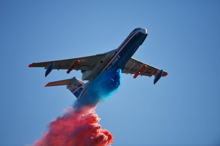 Российский самолёт-амфибия Бе-200ЧС, разработанный ТАНТК имени Г. М. Бериева и производимый на Иркутском авиационном заводе, совершает полет на МАКС-2019 в подмосковном Жуковском