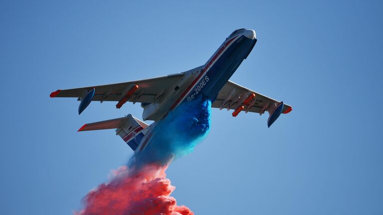 Российский самолёт-амфибия Бе-200ЧС, разработанный ТАНТК имени Г. М. Бериева и производимый на Иркутском авиационном заводе, совершает полет на МАКС-2019 в подмосковном Жуковском