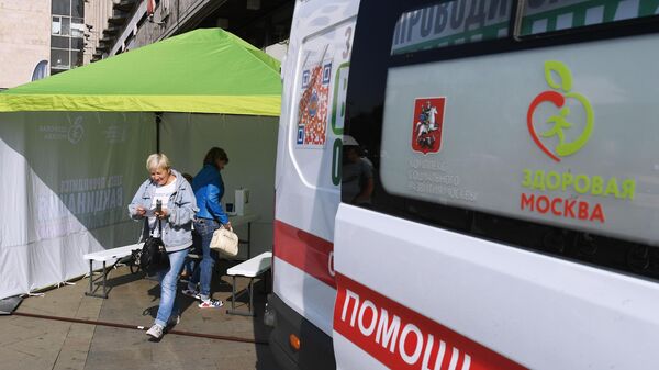 Мобильный пункт вакцинации на Тверской улице в Москве