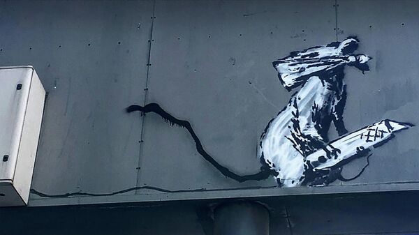 Граффити крысы в маске британского уличного художника Бэнкси на парковочном знаке в Париже