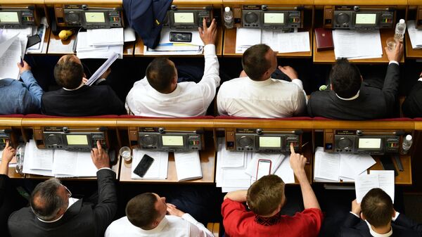 Депутаты на первом заседании девятого созыва Верховной рады Украины в Киеве