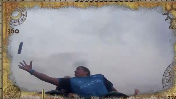 Кадр из видео пользователя youtube sirsammy 15, где он ловит чужой телефон во время катания на аттракционе в парке развлечений Порт Авентура в Испании