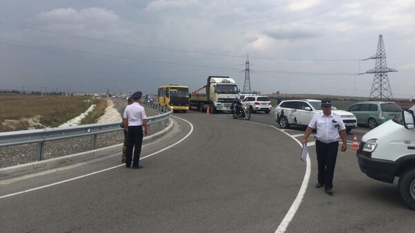 Столкновение автомобиля ГАЗ 3310, микроавтобуса Мерседес и грузового автомобиля на трассе Таврида в Крыму. 6 сентября 2019