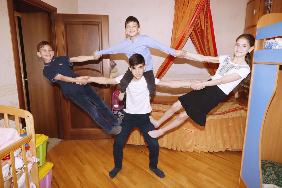 Четверо детей в семье Ульяновых занимаются в акробатическом кружке 