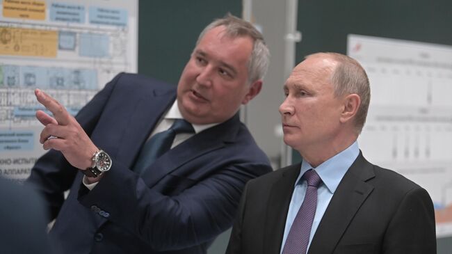 Президент РФ Владимир Путин и генеральный директор госкорпорации Роскосмос Дмитрий Рогозин во время посещения космодрома Восточный
