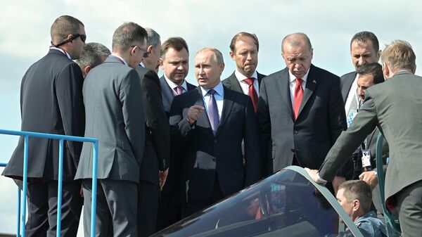 Президент РФ Владимир Путин и президент Турции Реджеп Тайип Эрдоган осматривают российский многофункциональный истребитель Су-57