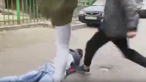Кадр из видео, на котором подростки избивают сверстника после ссоры в соцсетях
