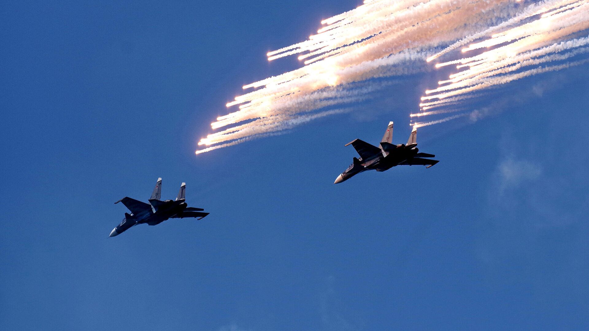 Истребители-бомбардировщики Су-34 Истребители-бомбардировщики Су-34 - РИА Новости, 1920, 17.04.2025