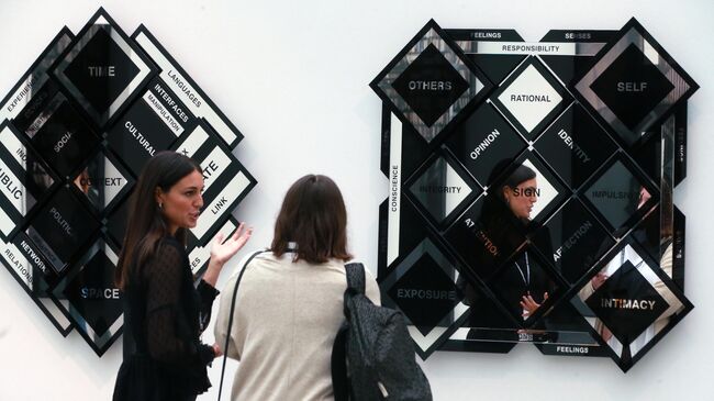 Посетители галереи Giorgio Persano (Турин) на открытии ярмарки современного искусства Cosmoscow