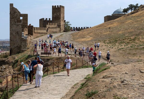 Туристы на территории Генуэзской крепости в Судаке