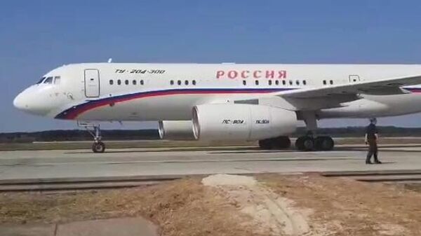 Российский самолет Ту-204 в аэропорту перед вылетом в Москву. Стоп-кадр видео