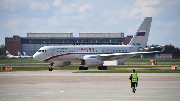 Российский самолет Ту-204 с участниками договоренности об освобождении между Россией и Украиной в аэропорту Внуково