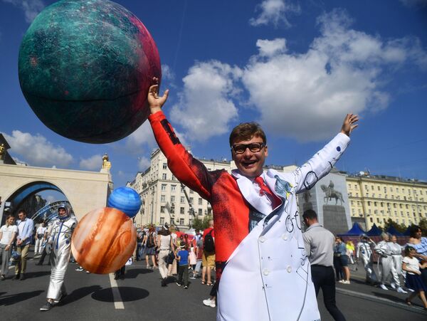 Театральное шествие на Тверской улице в честь Дня города