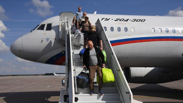 Участники договоренности об освобождении между Россией и Украиной сходят с борта российского самолета Ту-204 в аэропорту Внуково