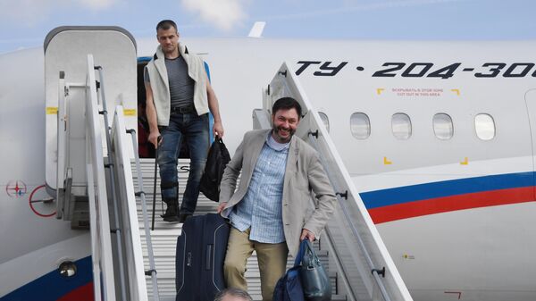 Руководитель портала РИА Новости Украина Кирилл Вышинский сходит с борта российского самолета Ту-204 в аэропорту Внуково
