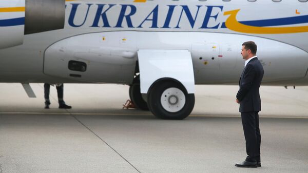 Президент Украины Владимир Зеленский встречает участников договоренности об освобождении между Россией и Украиной в аэропорту Борисполь