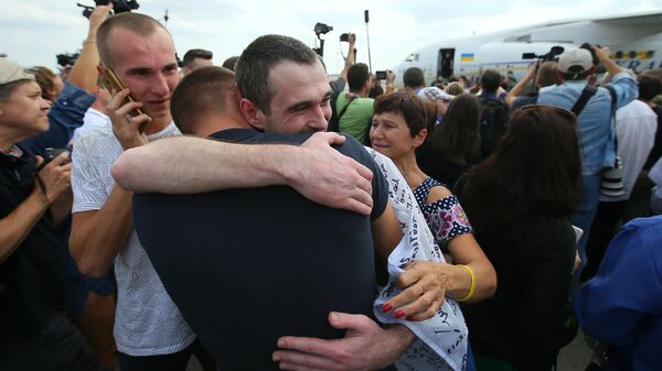 Встреча участников договоренности об освобождении между Россией и Украиной с родственниками в аэропорту Борисполь