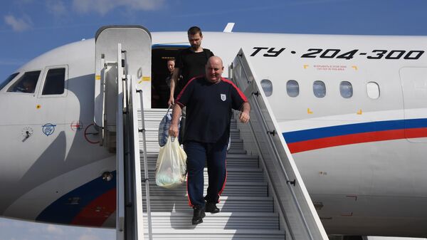 Участники договоренности об освобождении между Россией и Украиной сходят с борта российского самолета Ту-204 в аэропорту Внуково