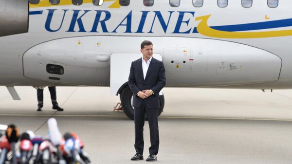 Президент Украины Владимир Зеленский встречает участников договоренности об освобождении между Россией и Украиной в аэропорту Борисполь