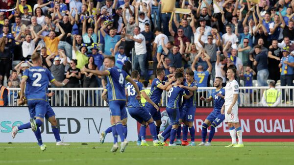 Футболисты сборной Косово радуются забитому мячу