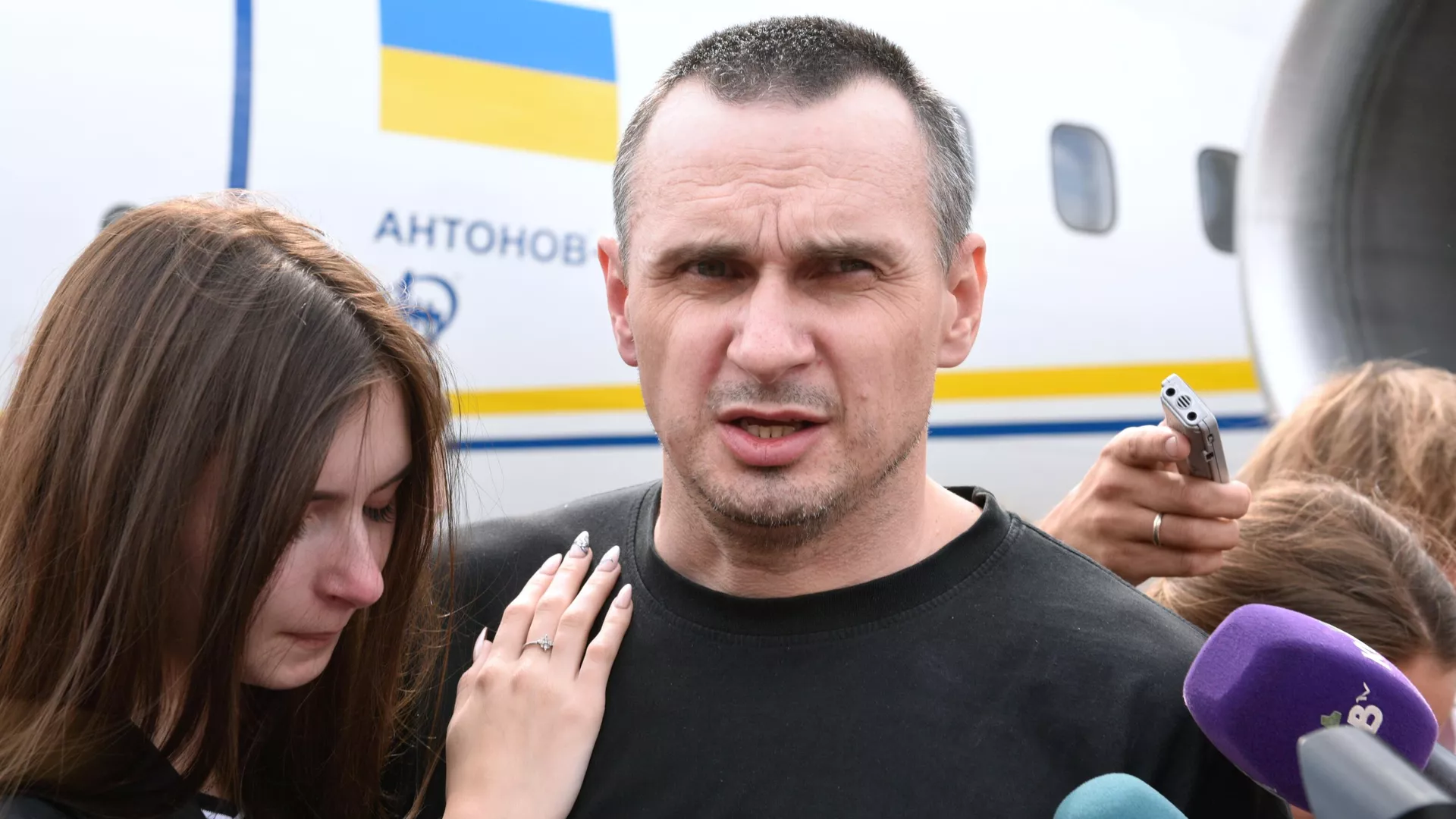 Режиссер Олег Сенцов во время встречи участников договоренности об освобождении между Россией и Украиной в аэропорту Борисполь Режиссер Олег Сенцов во время встречи участников договоренности об освобождении между Россией и Украиной в аэропорту Борисполь - РИА Новости, 1920, 15.07.2021
