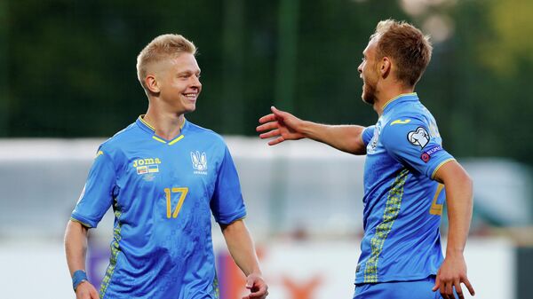Футболисты сборной Украины Александ Зинченко (слева) и Сергей Болбат