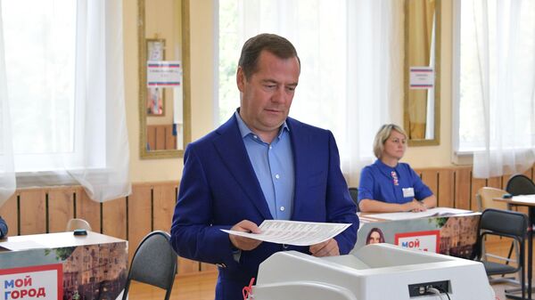 Дмитрий Медведев во время голосования на выборах депутатов в Московскую городскую Думу на избирательном участке № 2760 в московском районе Раменки