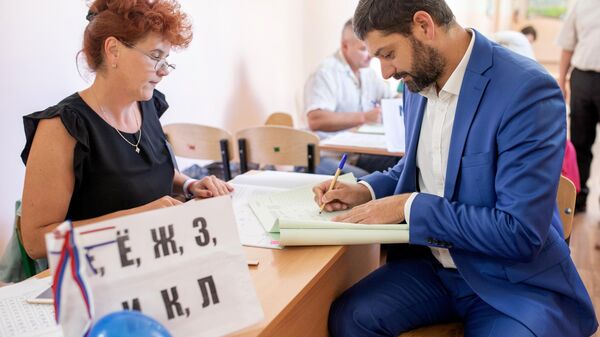 Депутат Государственной Думы РФ Андрей Козенко голосует на выборах в единый день голосования на избирательном участке в Симферополе