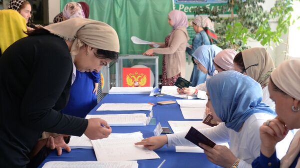 Избиратели в единый день голосования на избирательном участке в селе Чири-Юрт Чеченской Республики