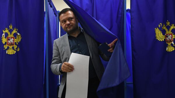 Кандидат в мэры Новосибирска Сергей Бойко голосует на выборах в единый день голосования на избирательном участке в Новосибирске