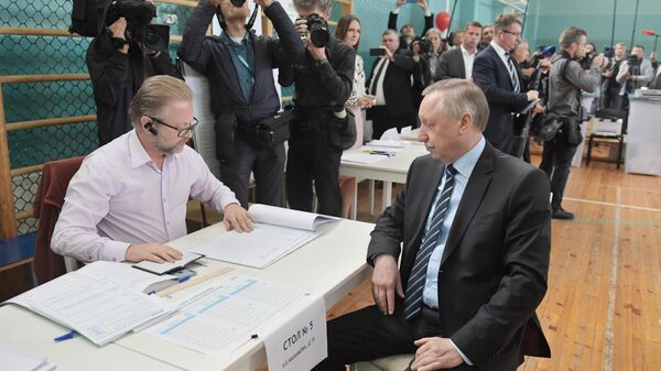 Временно исполняющий обязанности губернатора Санкт-Петербурга Александр Беглов в единый день голосования на избирательном участке в Санкт-Петербурге