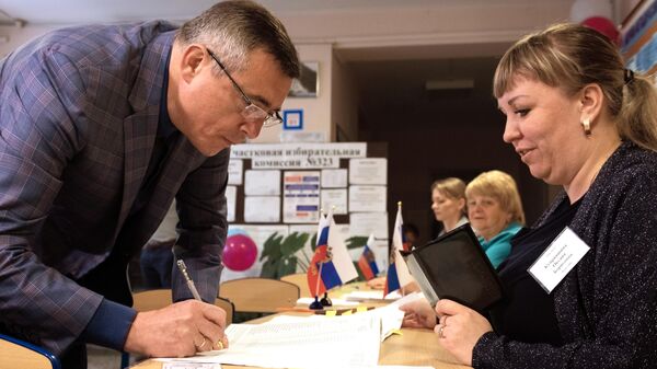  Врио губернатора Сахалинской области Валерий Лимаренко голосует на выборах главы региона